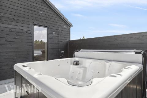 Njut av spabadets värme i lyxstuga nr 698 i Vestjylland