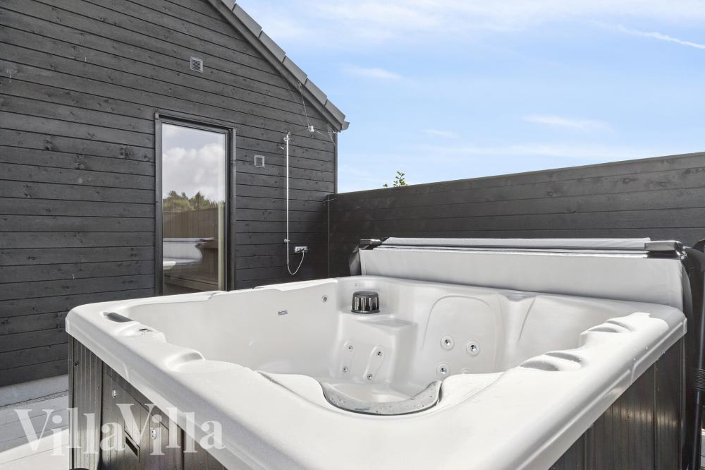 Njut av spabadets värme i lyxstuga nr 698 i Vestjylland
