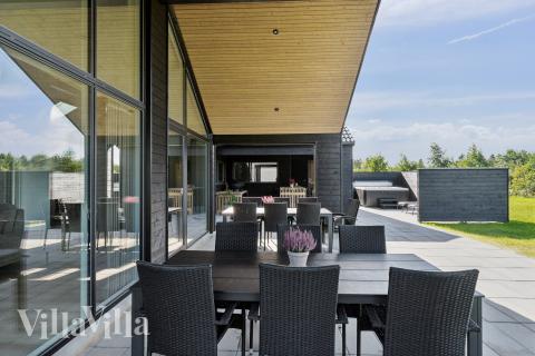 På terrassen i sommarhus nr 698 finns det plats för upp till 14 gäster.