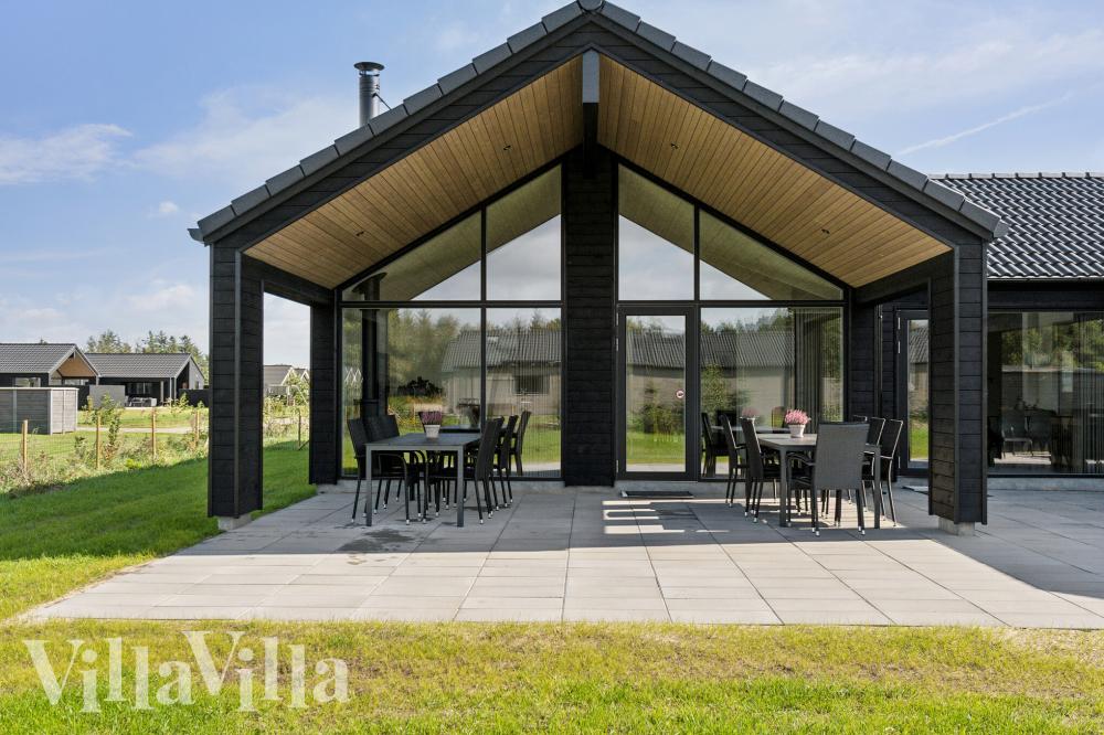 Stor terrass i lyxstuga nr 698 i Vestjylland.