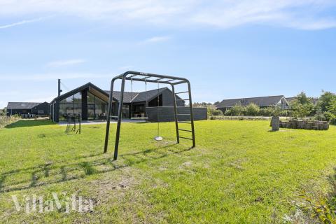 Till den trevliga sommarstugan nr 698 i Vestjylland erbjuds en mängd utomhusaktiviteter, t.ex. lektorn och gungor