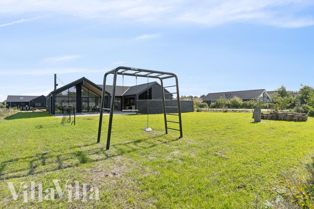 Till den trevliga sommarstugan nr 698 i Vestjylland erbjuds en mängd utomhusaktiviteter, t.ex. lektorn och gungor