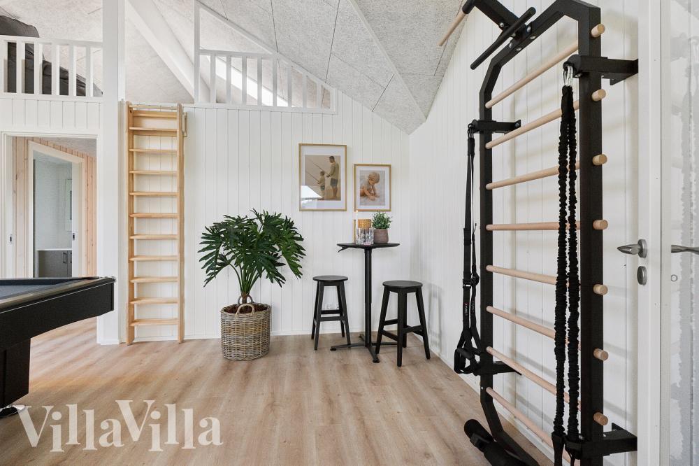 Förutom de många timmar som du kan tillbringa i stugans poolavdelning erbjuder lyxstuga 698 även biljard, bordtennis och dart