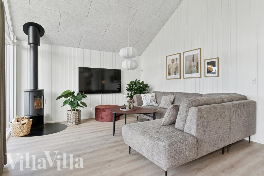 I soffhörnan i lyxstuga 698 i Vestjylland kan ni spela brädspel eller titta på film tillsammans.