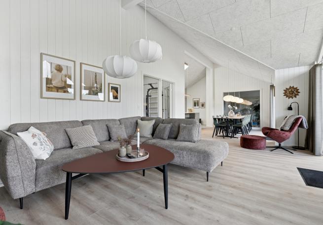 Soffhörnan i lyxstuga 698 i Vestjylland.