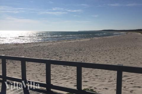 Stranden i närheten av lyxhus 441 i Østjylland bjuder in till en promenad.