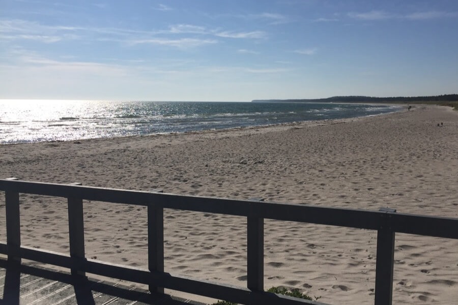 Stranden i närheten av lyxhus 441 i Østjylland bjuder in till en promenad.