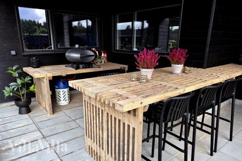 Lyxstuga nr 698 har en härlig terrass med sköna trädgårdsmöbler för 14 personer.