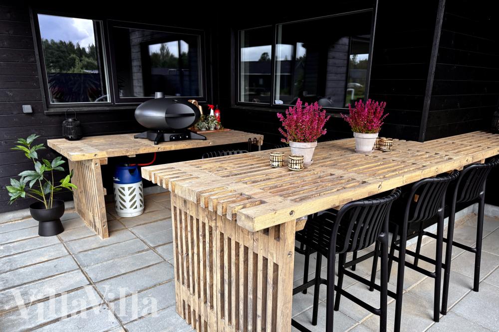 Lyxstuga nr 698 har en härlig terrass med sköna trädgårdsmöbler för 14 personer.