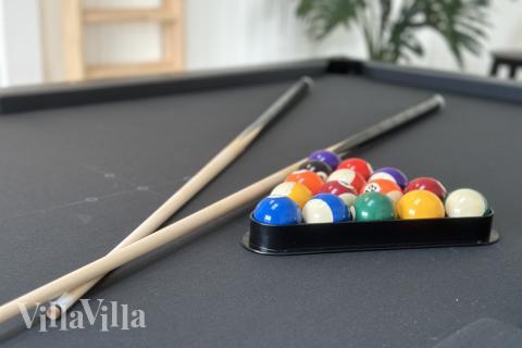 Aktivitetsrum i lyxstuga nr 698 med 5 sovrum och plats för 14 personer.