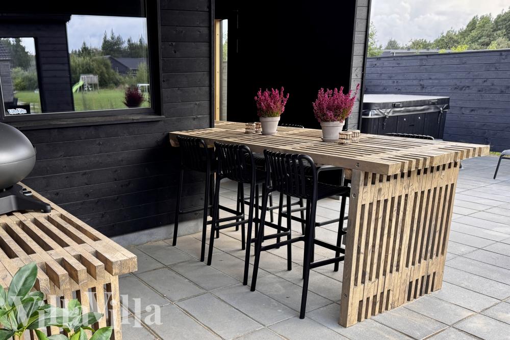 Njut av en grillkväll på terrassen i lyxstuga nr 698 i Vestjylland