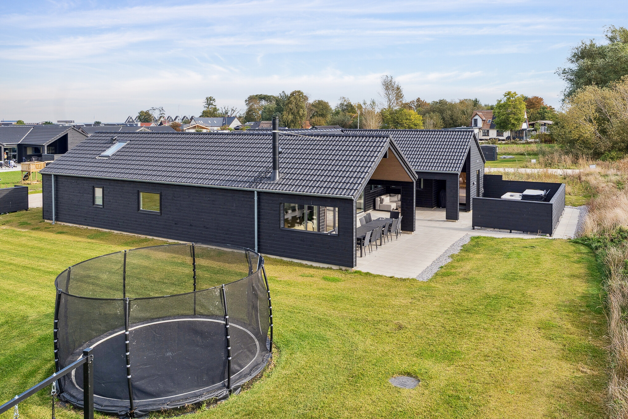 Den praktfulla poolstugan nr 617 med plats för 14 personer ligger i Fyn och öar