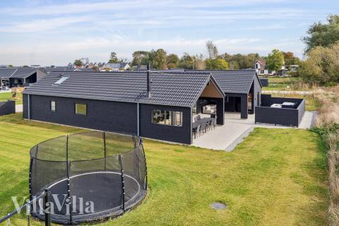 Den praktfulla poolstugan nr 617 med plats för 14 personer ligger i Fyn och öar