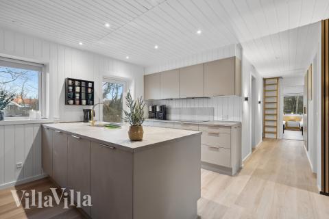 Köket i lyxstuga nr 926 är utrustat så att ni kan laga mat till 14 personer.