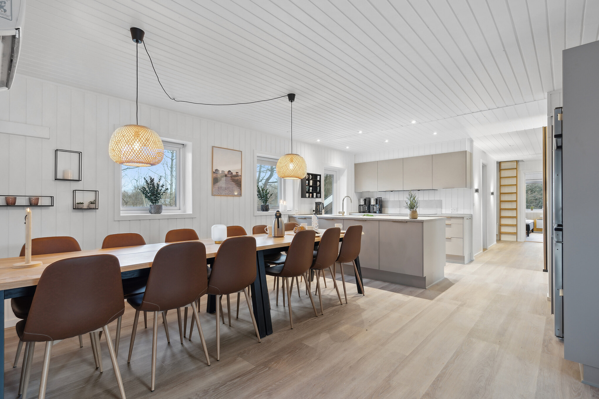 Det stora ljusa vardagsrummet i lyxstuga nr 926 för 14.