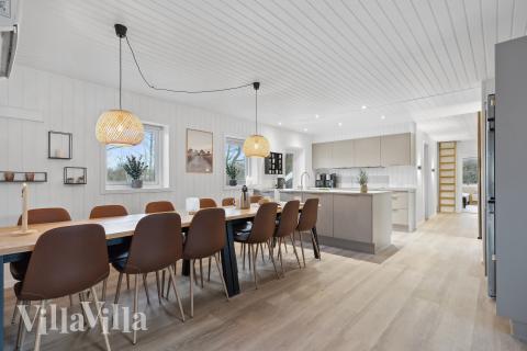 Det stora ljusa vardagsrummet i lyxstuga nr 926 för 14.