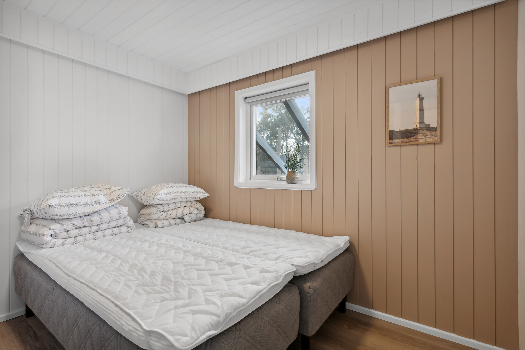 Ett av de 6 utmärkta sovrummen i lyxstuga nr 926 i Østjylland.