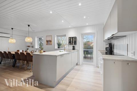 I lyxstugans kök finns allt ni behöver för att laga mat till 14 personer. 