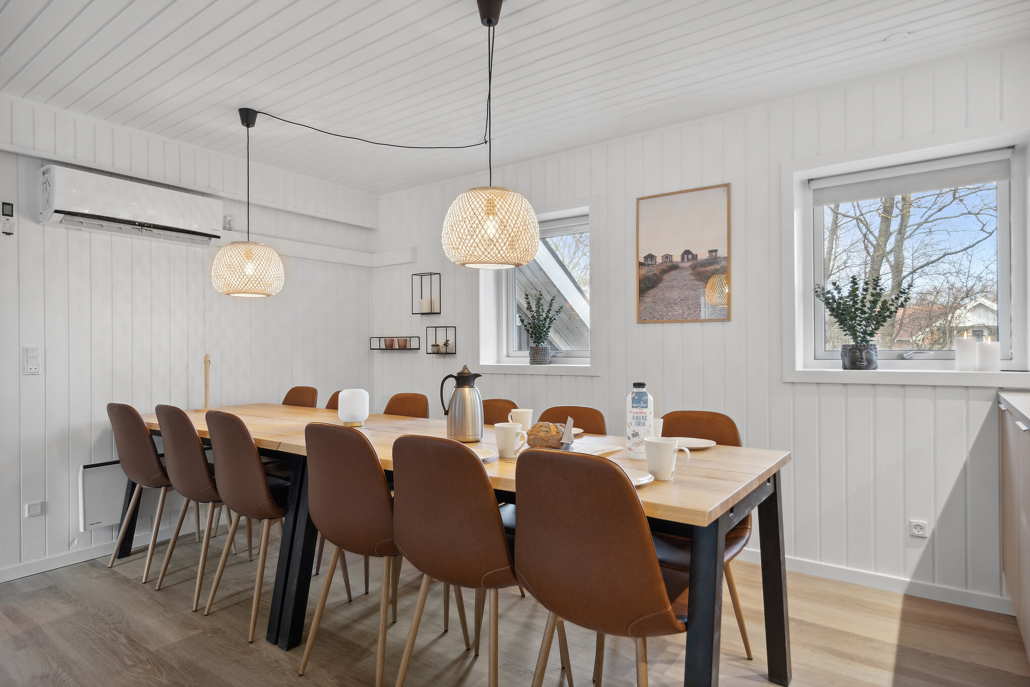 Vardagsrummet i lyxstuga nr. 926 har plats för 14 personer.
