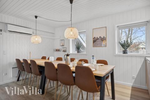 Vardagsrummet i lyxstuga nr. 926 har plats för 14 personer.