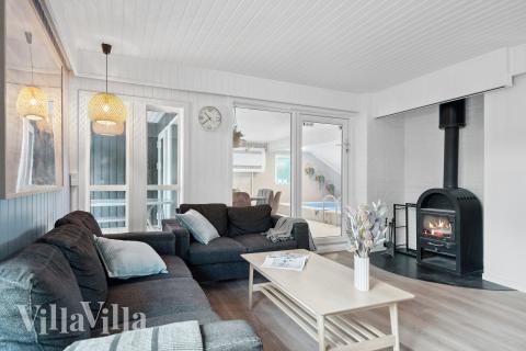 I soffhörnan i lyxstuga 926 i Østjylland kan ni spela brädspel eller titta på film tillsammans.