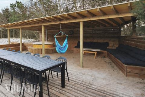 Lyxstuga nr 926 har en härlig terrass med sköna trädgårdsmöbler för 14 personer.