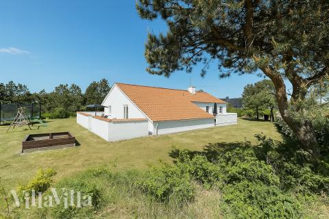 Den praktfulla poolstugan nr 926 med plats för 14 personer ligger i Østjylland