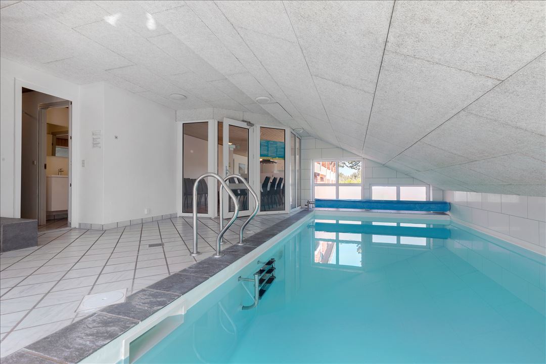 Sommarstuga 926 är inredd med en smakfull poolavdelning som har vattenrutschbana, ett stort inbyggt spapad och bastu