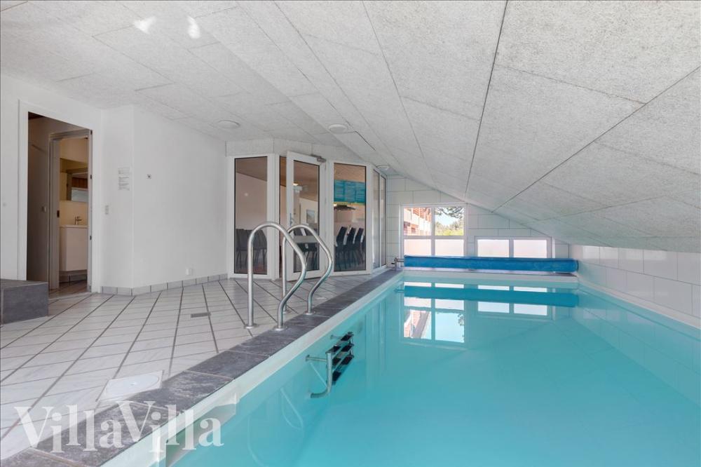 Sommarstuga 926 är inredd med en smakfull poolavdelning som har vattenrutschbana, ett stort inbyggt spapad och bastu