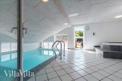 Den härliga poolen i lyxstuga nr 926 för 14 personer