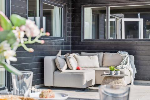 Lyxstuga nr 617 har en härlig terrass med sköna trädgårdsmöbler för 14 personer.