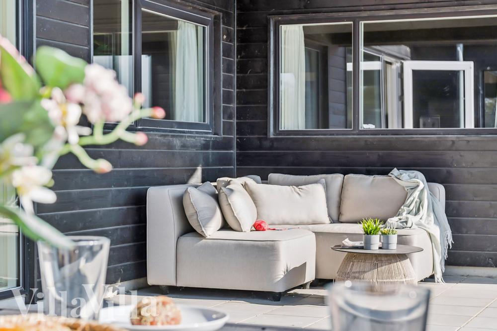 Lyxstuga nr 617 har en härlig terrass med sköna trädgårdsmöbler för 14 personer.