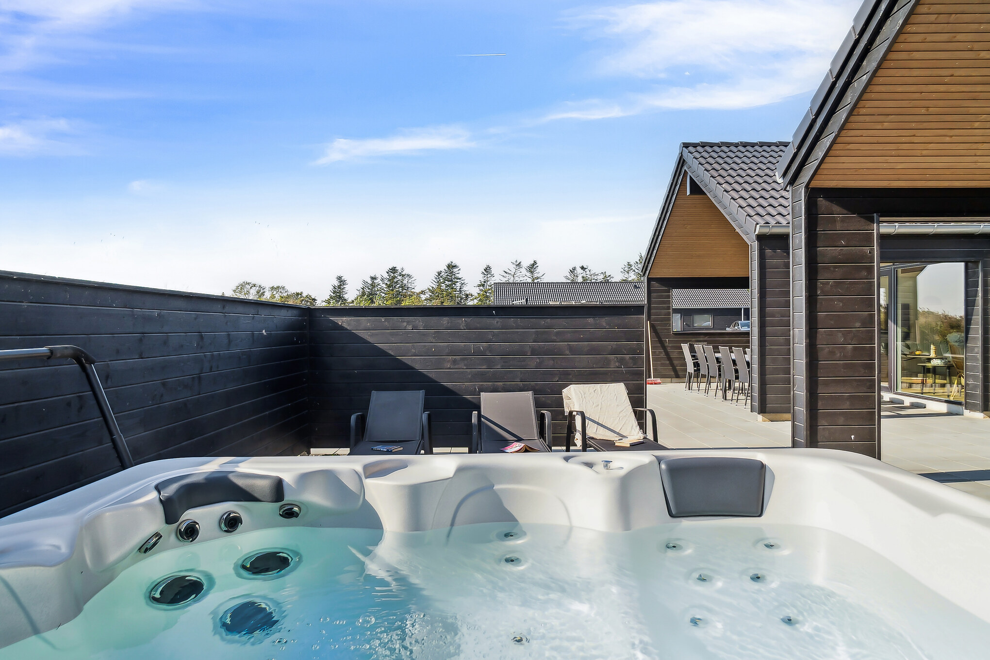 Njut av spabadets värme i lyxstuga nr 617 i Fyn och öar