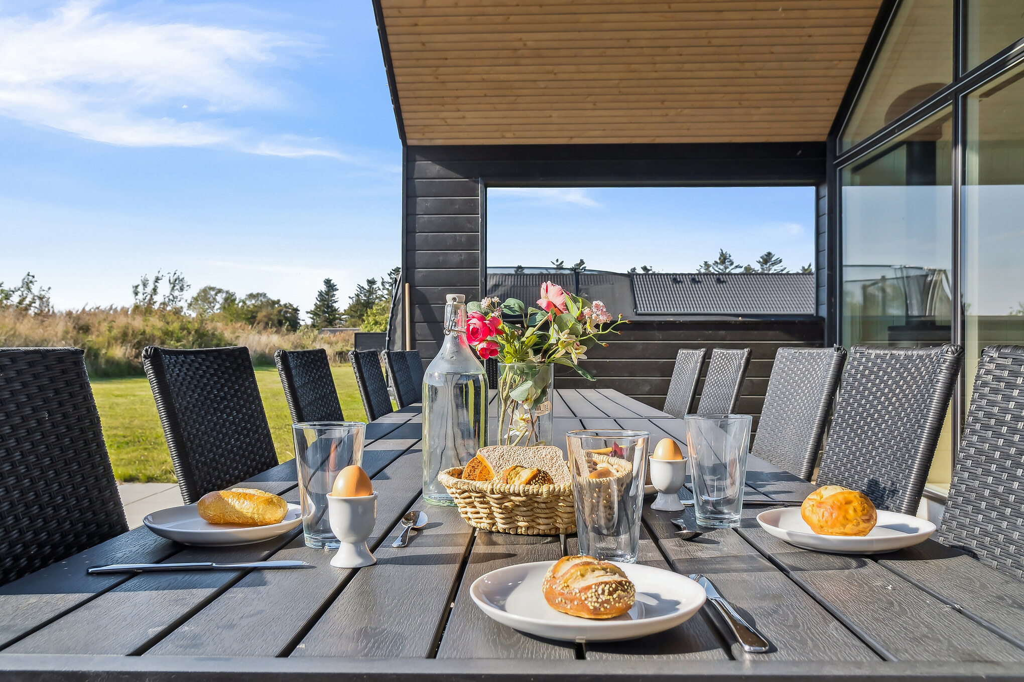 Njut av en grillkväll på terrassen i lyxstuga nr 617 i Fyn och öar