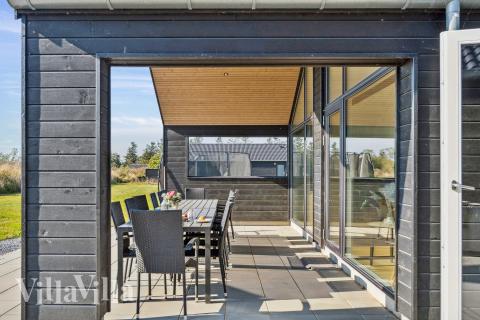 På terrassen i sommarhus nr 617 finns det plats för upp till 14 gäster.