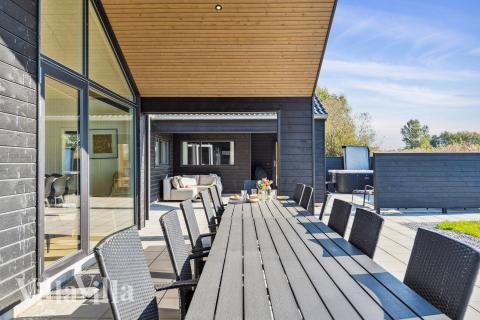 Stor terrass i lyxstuga nr 617 i Fyn och öar.