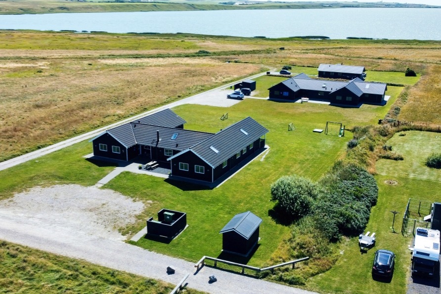 Den praktfulla poolstugan nr 293 med plats för 22 personer ligger i Vestjylland