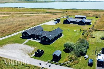 Den praktfulla poolstugan nr 293 med plats för 22 personer ligger i Vestjylland
