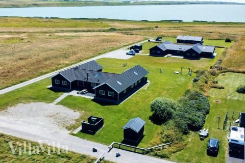 Den praktfulla poolstugan nr 293 med plats för 22 personer ligger i Vestjylland