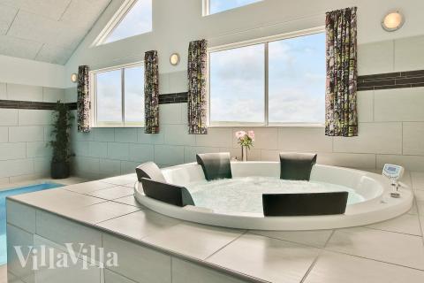 Njut av spabadets värme i lyxstuga nr 293 i Vestjylland