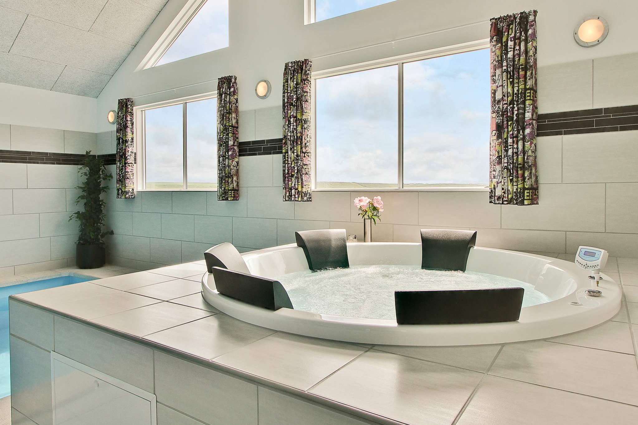 Njut av spabadets värme i lyxstuga nr 293 i Vestjylland