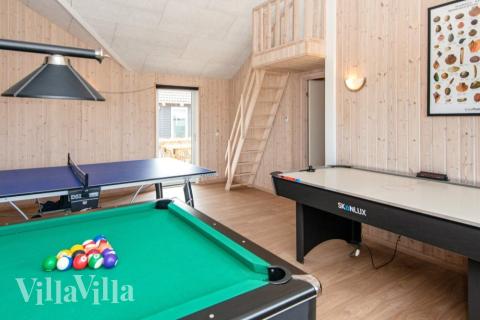 Förutom de många timmar som du kan tillbringa i stugans poolavdelning erbjuder lyxstuga 293 även biljard, bordtennis och dart