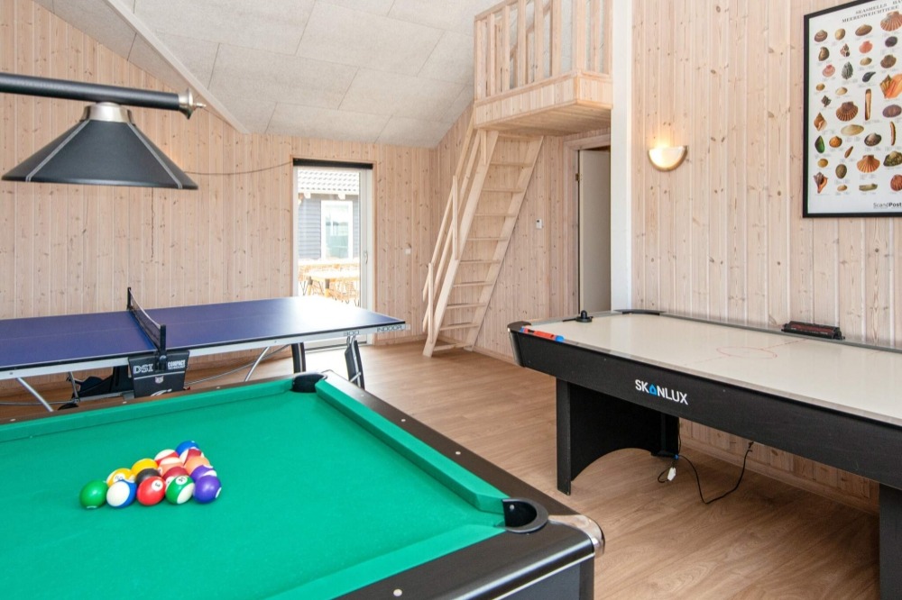 Förutom de många timmar som du kan tillbringa i stugans poolavdelning erbjuder lyxstuga 293 även biljard, bordtennis och dart