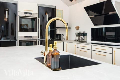 I lyxstugans kök finns allt ni behöver för att laga mat till 22 personer. 