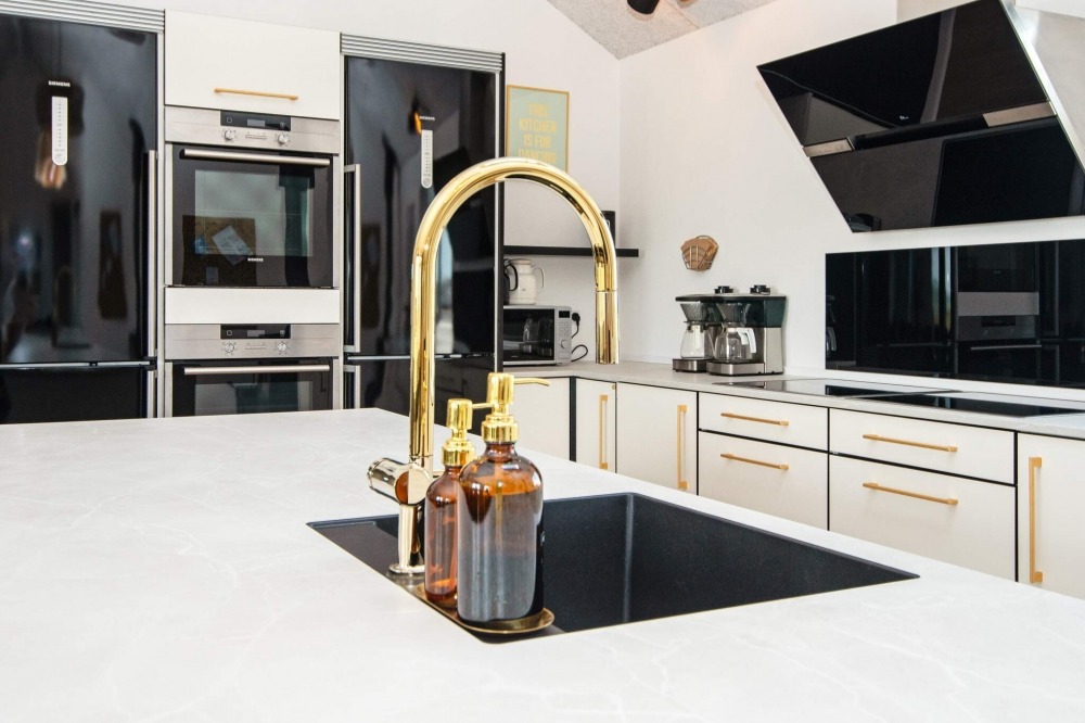 I lyxstugans kök finns allt ni behöver för att laga mat till 22 personer.