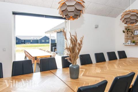 Det stora ljusa vardagsrummet i lyxstuga nr 293 för 22.