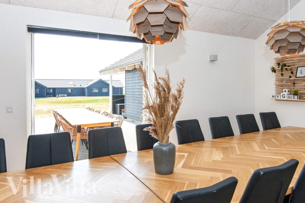 Det stora ljusa vardagsrummet i lyxstuga nr 293 för 22.