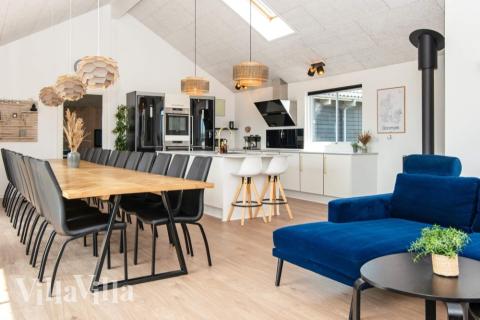 Vardagsrummet i lyxstuga nr. 293 har plats för 22 personer.