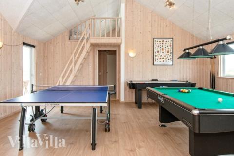Lyxstuga 293 för 22 personer har ett stort aktivitetsrum med bl.a. biljard och dart