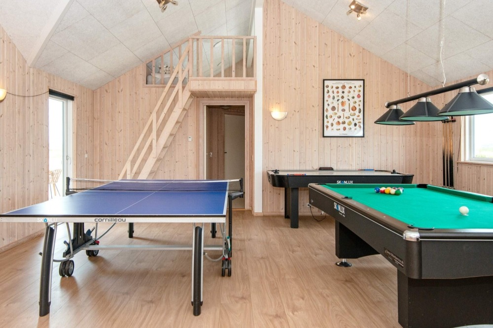 Lyxstuga 293 för 22 personer har ett stort aktivitetsrum med bl.a. biljard och dart